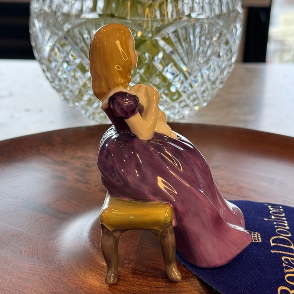 Royal Doulton miniature figurine "Affection" HN 2236. Girl with bunny sitting. - Picture 4 of 8